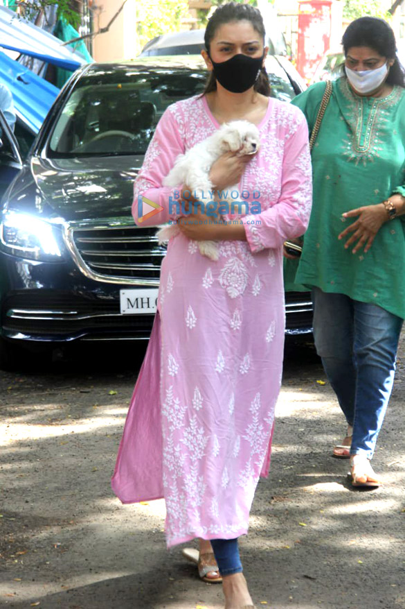 Photos: Hansika Motwani spotted outside a pet clinic in Khar Photos: Hansika Motwani spotted outside a pet clinic in Khar
