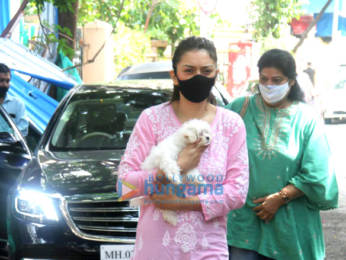 Photos: Hansika Motwani spotted outside a pet clinic in Khar