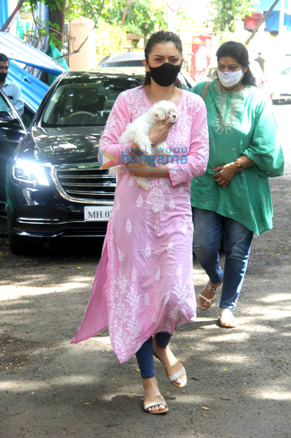 photos hansika motwani spotted outside a pet clinic in khar 2