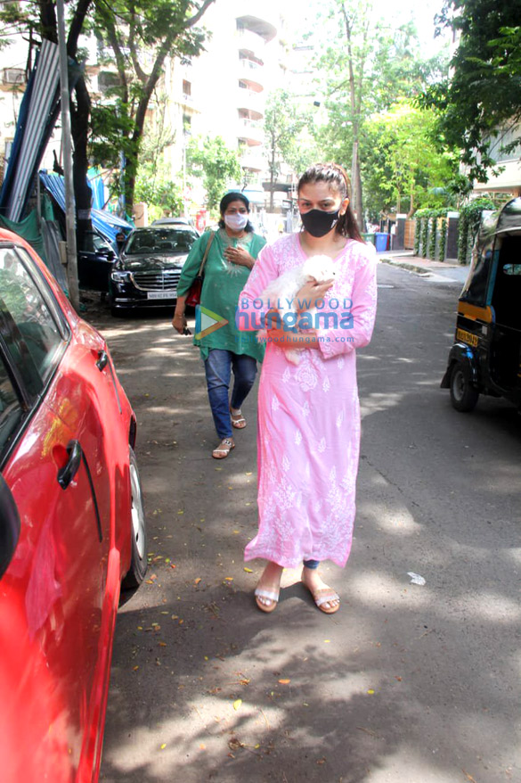 photos hansika motwani spotted outside a pet clinic in khar 3