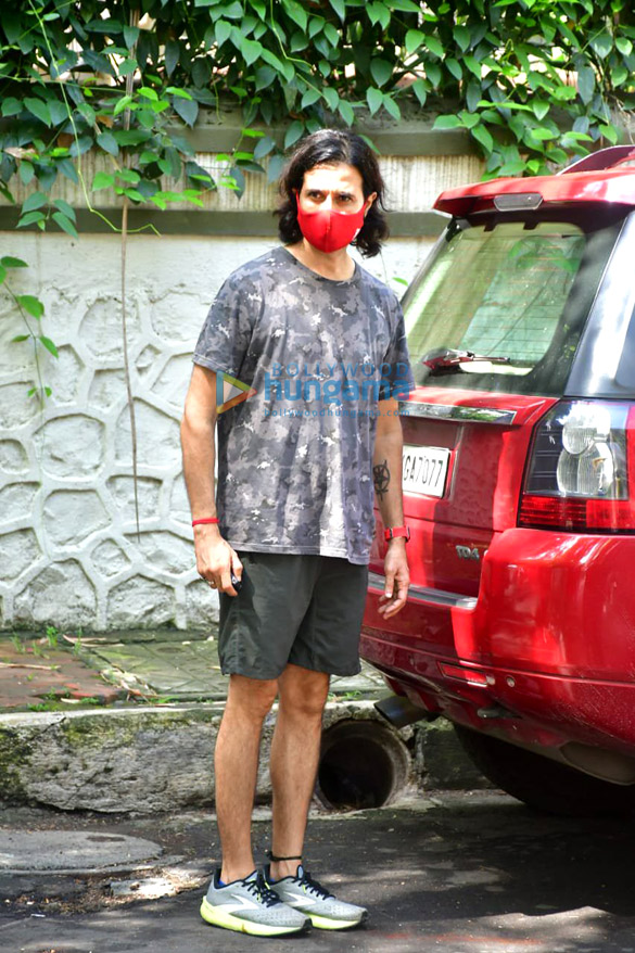 photos huma qureshi apurva agnihotri ashish chowdhry and others snapped at mandira bedis husband raj kaushals funeral in bandra 2