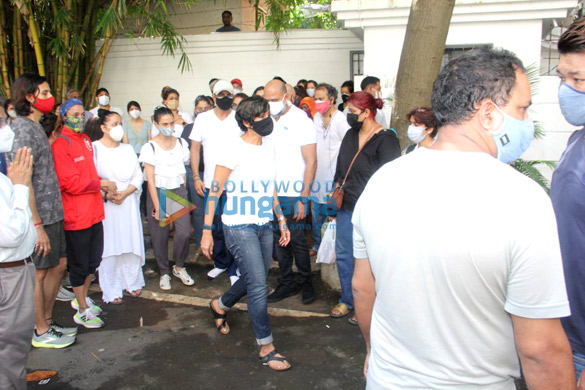 photos huma qureshi apurva agnihotri ashish chowdhry and others snapped at mandira bedis husband raj kaushals funeral in bandra 4
