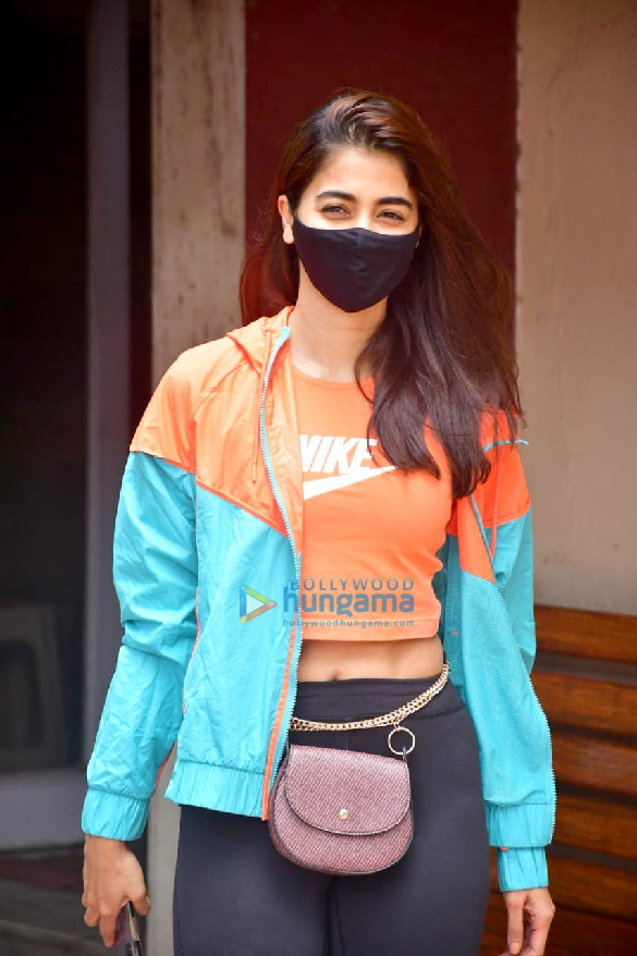 photos janhvi kapoor and pooja hegde spotted at pilates studio 4