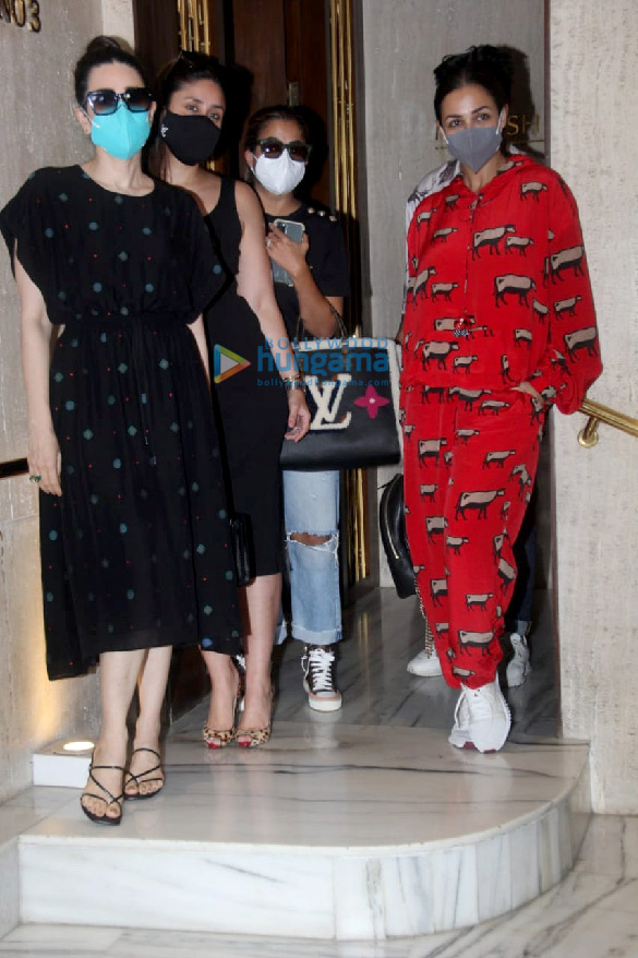 photos kareena kapoor khan malaika arora karisma kapoor and amrita arora snapped at manish malhotras house in bandra 2 2