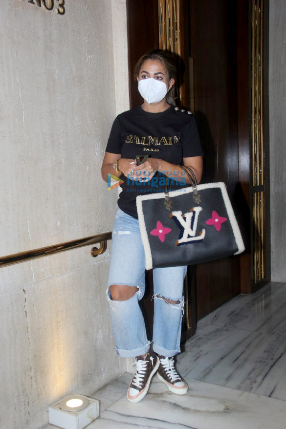 photos kareena kapoor khan malaika arora karisma kapoor and amrita arora snapped at manish malhotras house in bandra 4