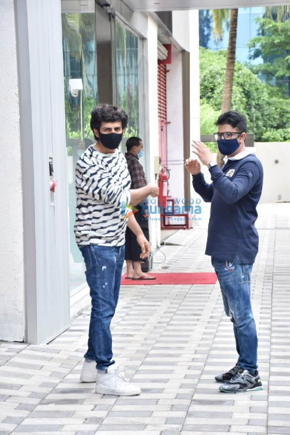 photos kartik aaryan and bhushan kumar snapped at t series office in andheri 4