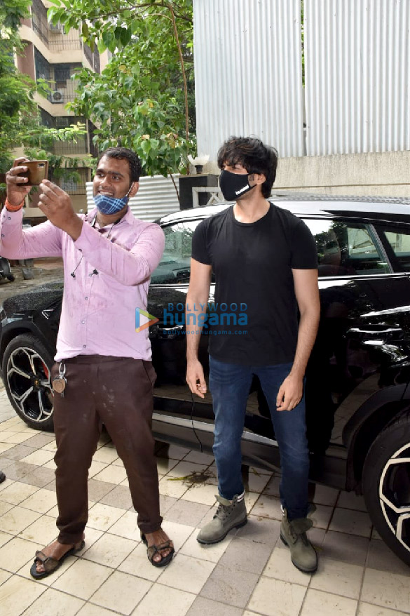 photos kartik aaryan snapped at rohit dhawans office in juhu 3