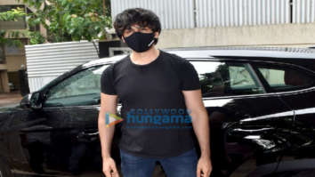 Photos: Kartik Aaryan snapped at Rohit Dhawan’s office in Juhu