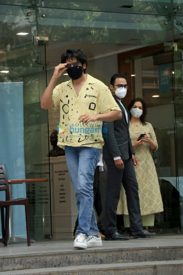 photos kartik aaryan spotted at hinduja hospital 1