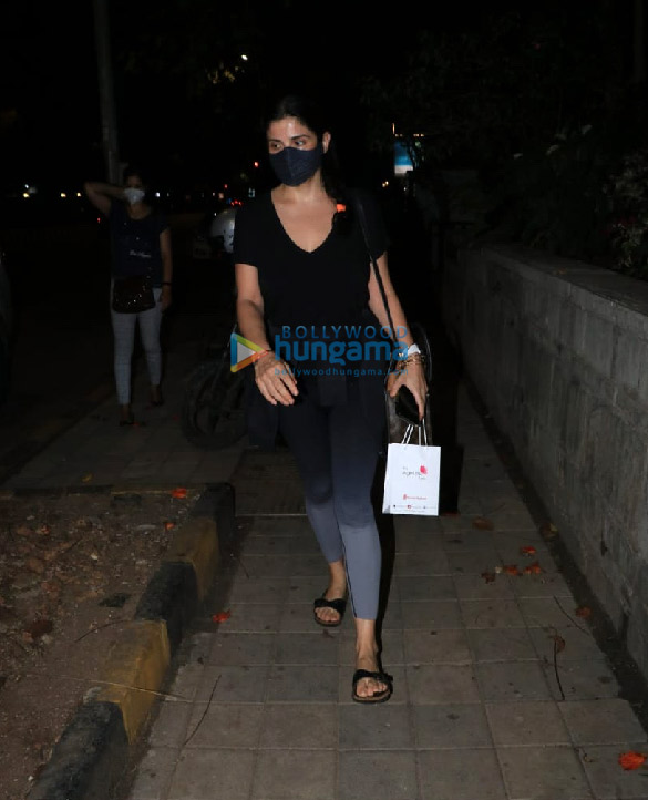 photos maheep kapoor snapped in bandra 1