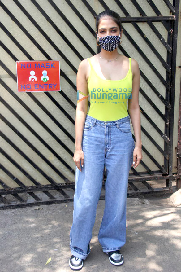 Photos: Malavika Mohanan spotted outside vaccination center at Mehboob Studios in Bandra Photos: Malavika Mohanan spotted outside vaccination center at Mehboob Studios in Bandra