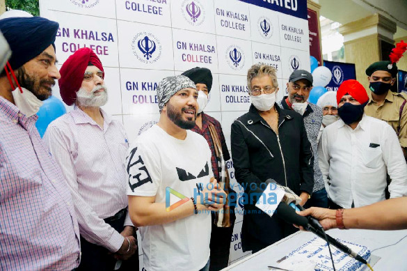 photos mika singh shakti kapoor and others overlook vaccination of 2000 people 1