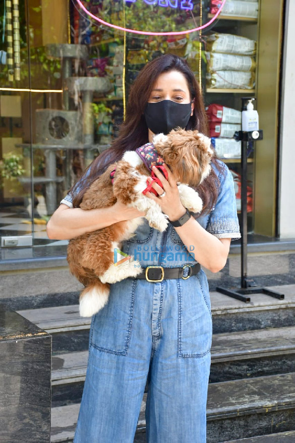 photos neelam kothari spotted at a pet store 4
