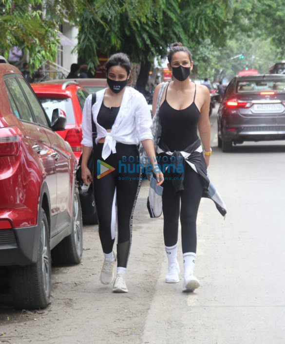 photos neha sharma and aisha sharma spotted in bandra 2 5