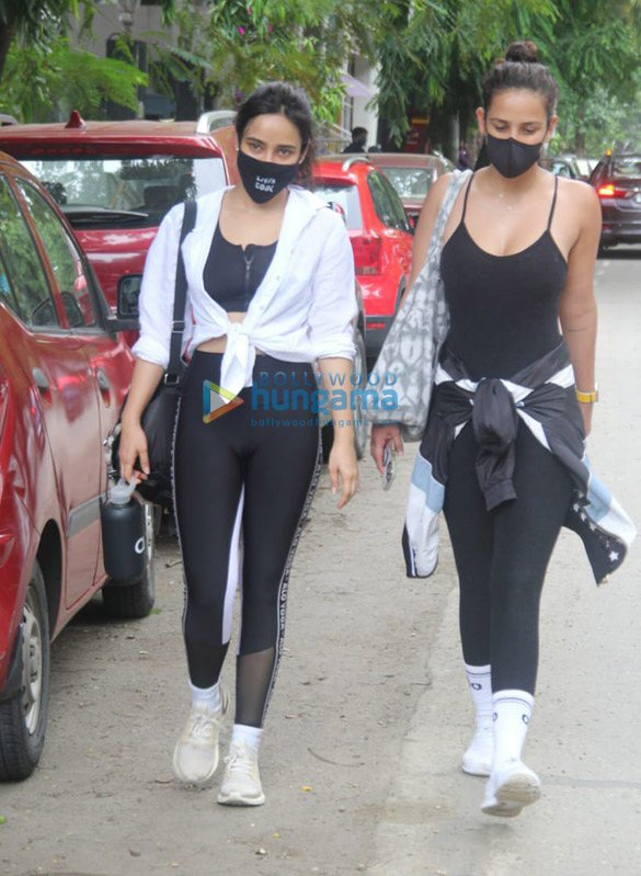 photos neha sharma and aisha sharma spotted in bandra 4 4