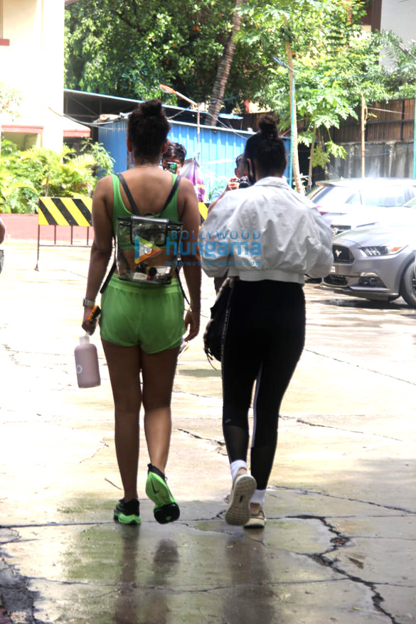 photos neha sharma and aisha sharma spotted in bandra 4 3