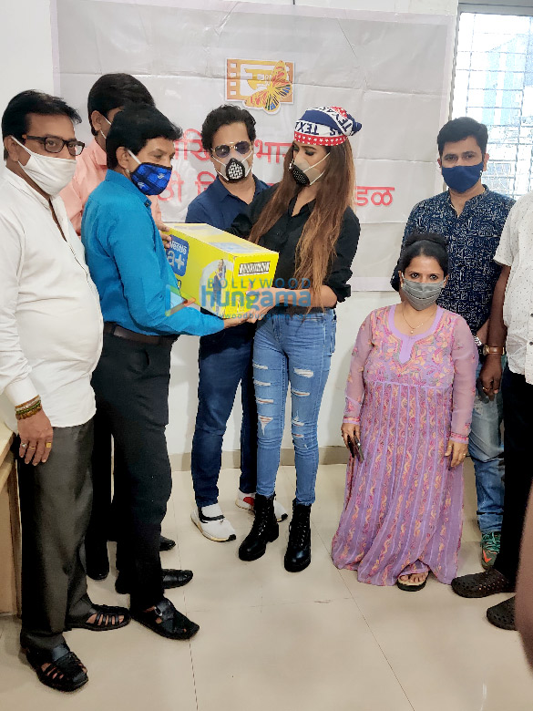photos poonam pandey snapped distributing rations and essentials 1 4