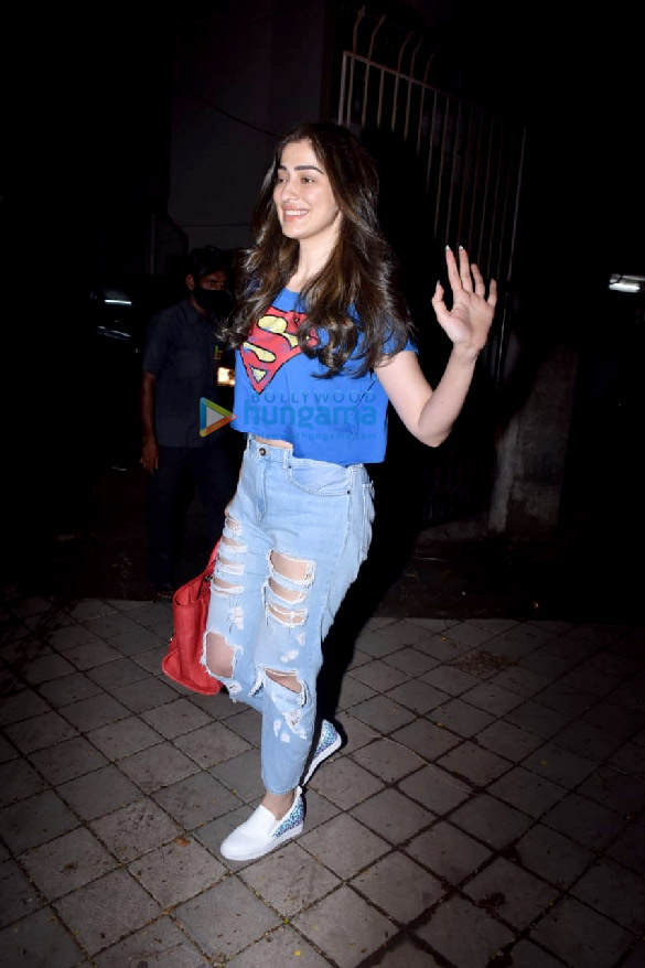 photos raai laxmi snapped at a salon in juhu 2