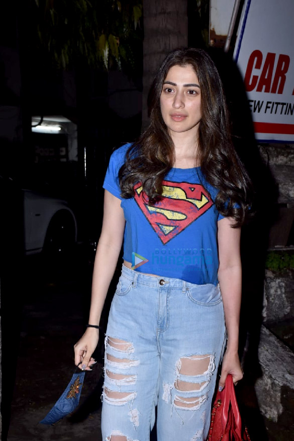 photos raai laxmi snapped at a salon in juhu 5