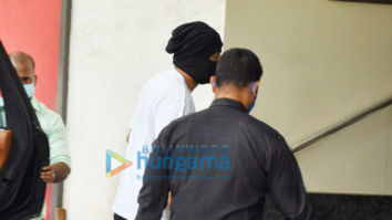 Photos: Ranbir Kapoor snapped at a clinic in Khar