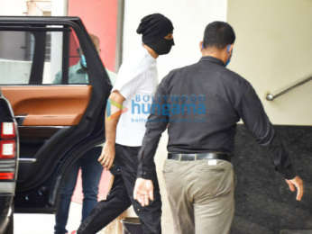 Photos: Ranbir Kapoor snapped at a clinic in Khar