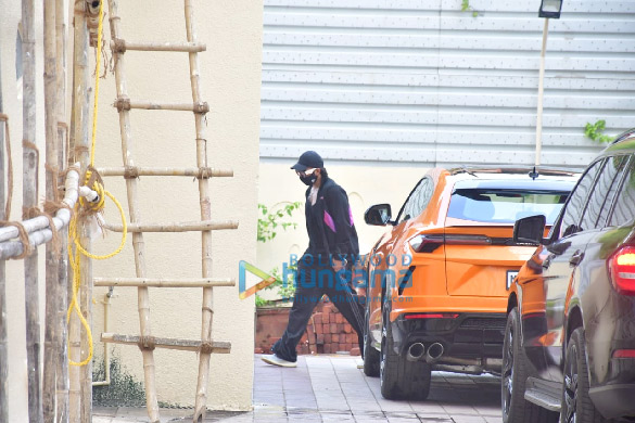 Photos: Ranveer Singh spotted in Bandra in his new car