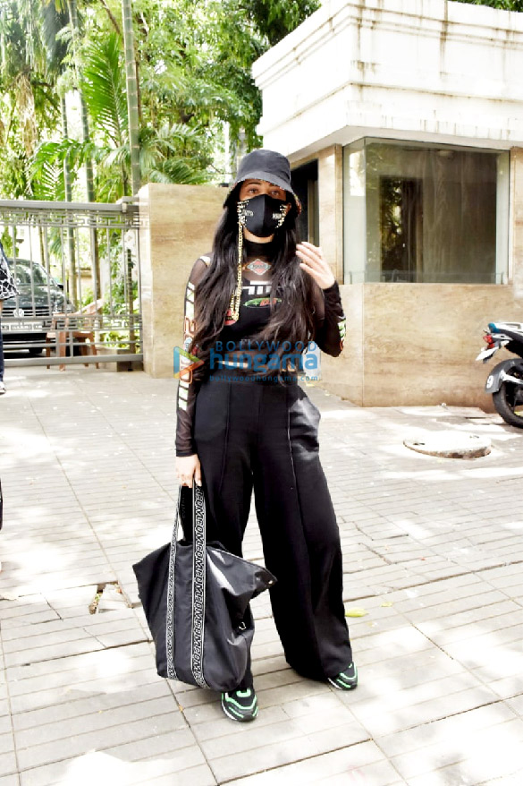 photos shruti haasan snapped at a clinic in santacruz with her boyfriend 5