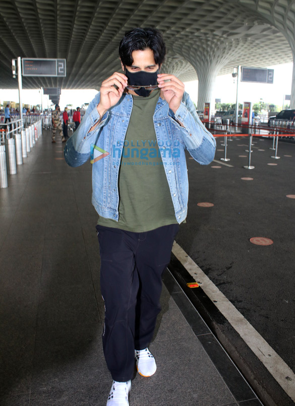photos sidharth malhotra snapped at the airport 2