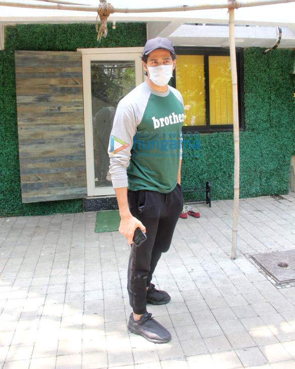photos sidharth malhotra spotted at a dental clinic in andheri lokhandwala 3