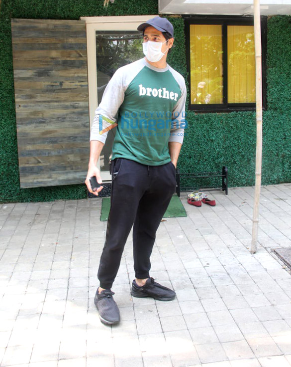 photos sidharth malhotra spotted at a dental clinic in andheri lokhandwala 5