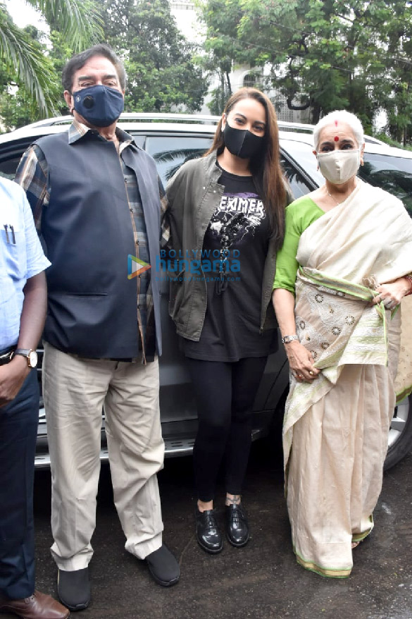 Photos: Sonakshi Sinha, Shatrughan Sinha and Poonam Sinha snapped during tree plantation in Juhu