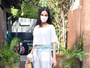 Photos: Sonal Chauhan snapped at a cafe in Juhu