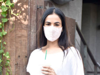 Photos: Sonal Chauhan snapped at a cafe in Juhu