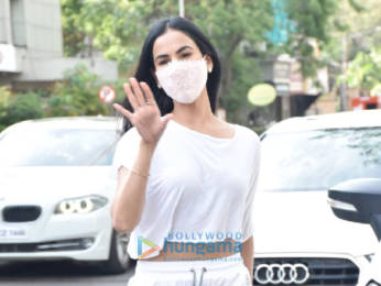 Photos: Sonal Chauhan snapped at a cafe in Juhu