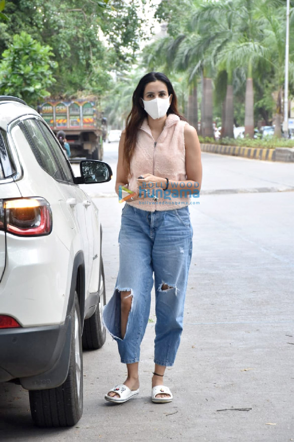 photos sonnalli seygall snapped in juhu 4
