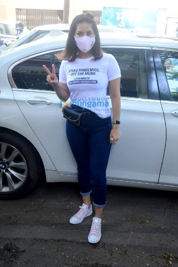 photos sunny leone snapped distributing food at earth cafe in bandra 2