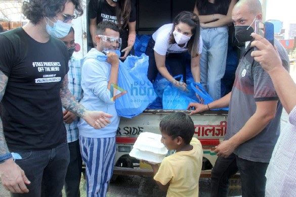 photos sunny leone snapped distributing food at earth cafe in bandra 3 2