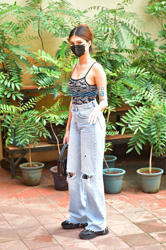 photos tara sutaria spotted in bandra 4 7