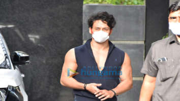 Photos: Tiger Shroff snapped at Puja films in Juhu