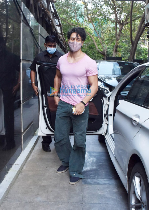 photos tiger shroff snapped at puja films in juhu 2 2