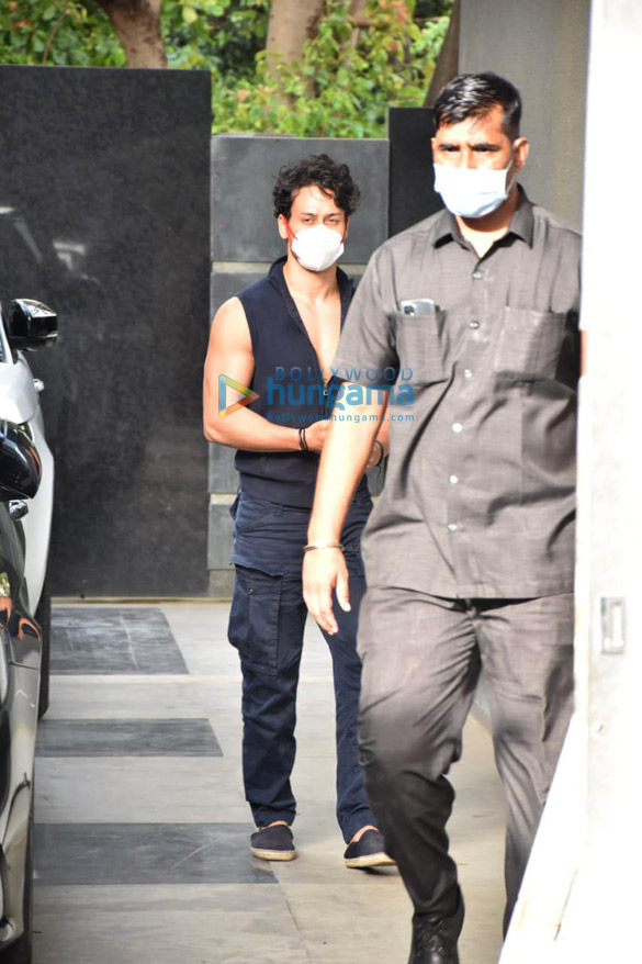 photos tiger shroff snapped at puja films in juhu 2