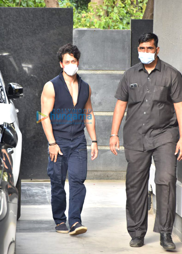 photos tiger shroff snapped at puja films in juhu 4
