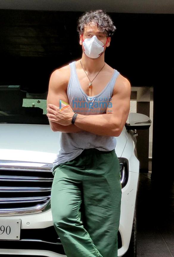 Photos: Tiger Shroff snapped at his residence in Bandra