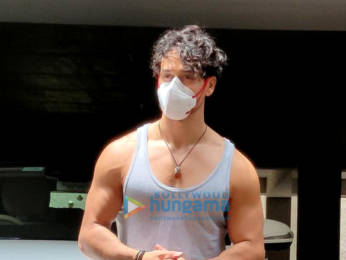 Photos: Tiger Shroff snapped at his residence in Bandra