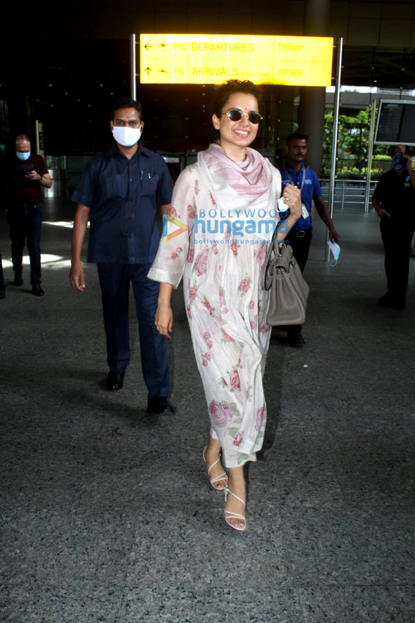 photos urvashi rautela kangana ranaut and ekta kapoor snapped at the airport 5