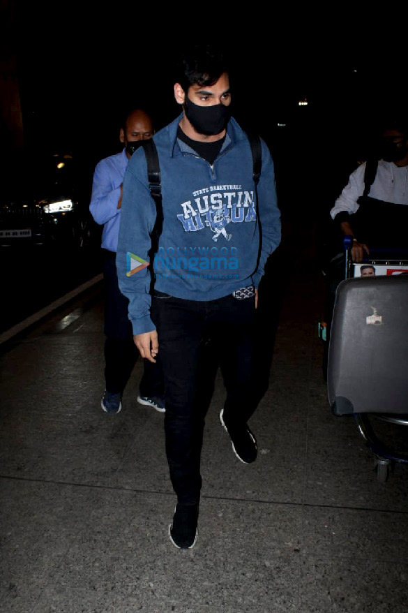 photos urvashi rautela and ahan shetty snapped at the airport 6