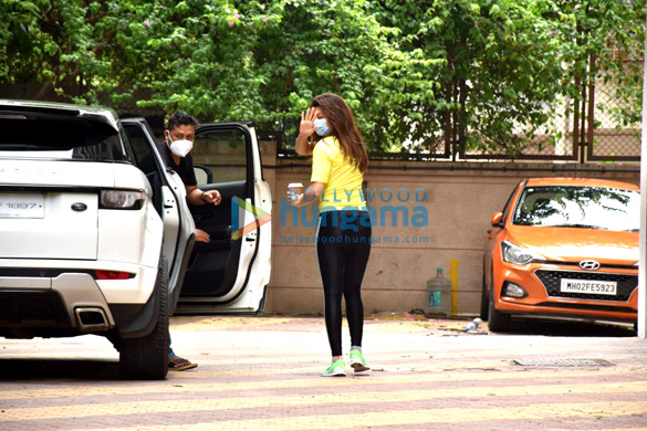 photos urvashi rautela snapped in juhu 2 8