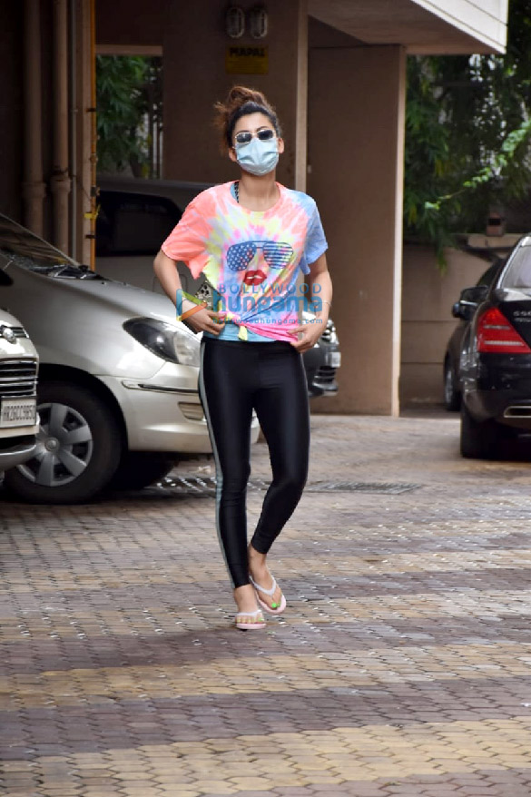 photos urvashi rautela snapped in juhu 3 6