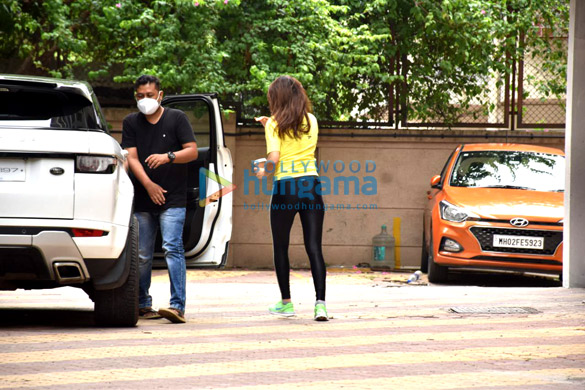 photos urvashi rautela snapped in juhu 4 8