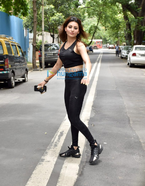 photos urvashi rautela snapped in juhu 6